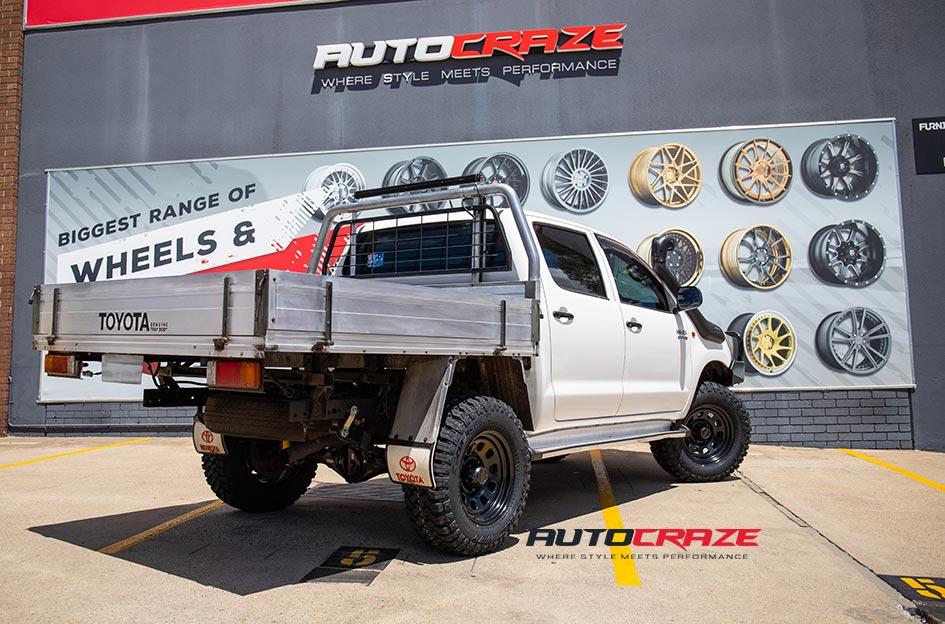 TOYOTA HILUX N70 4WD D HOLE BLACK